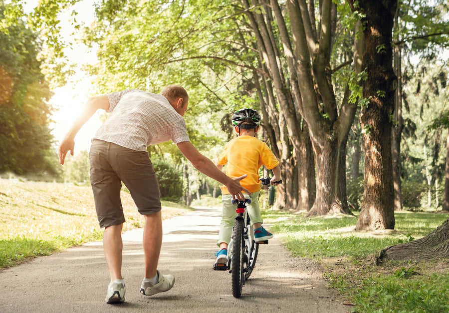 Apprendre à son enfant à faire du vélo: mode d’emploi