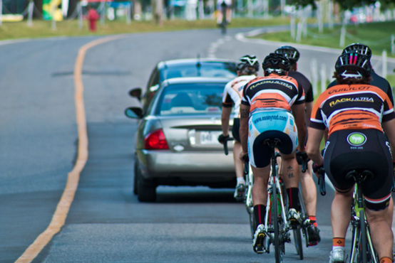 Autos et groupes de cyclistes : comment faire bon ménage